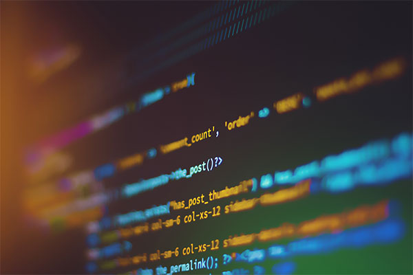 Código de software en un monitor de computadora